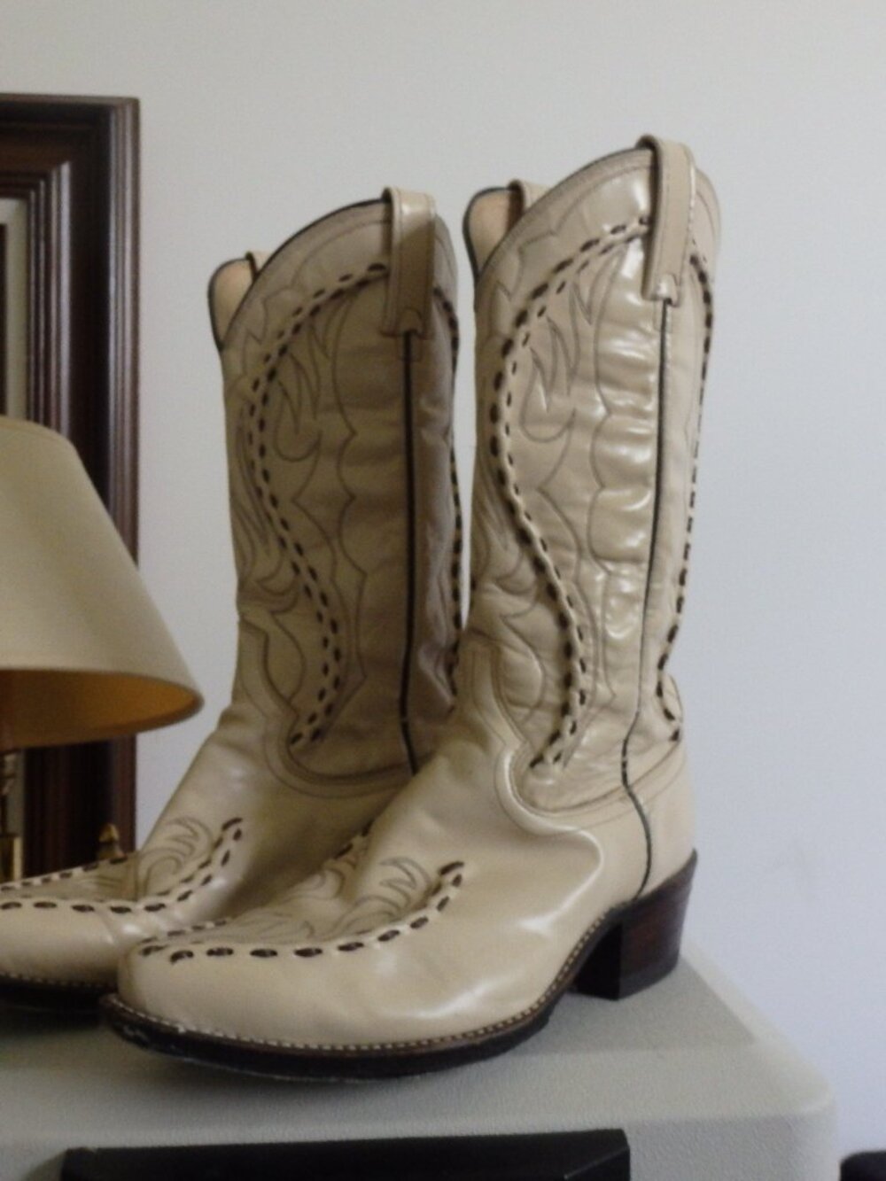Dan Post Beige cowboy boots with buck stitching. Good shape  size 8 EW